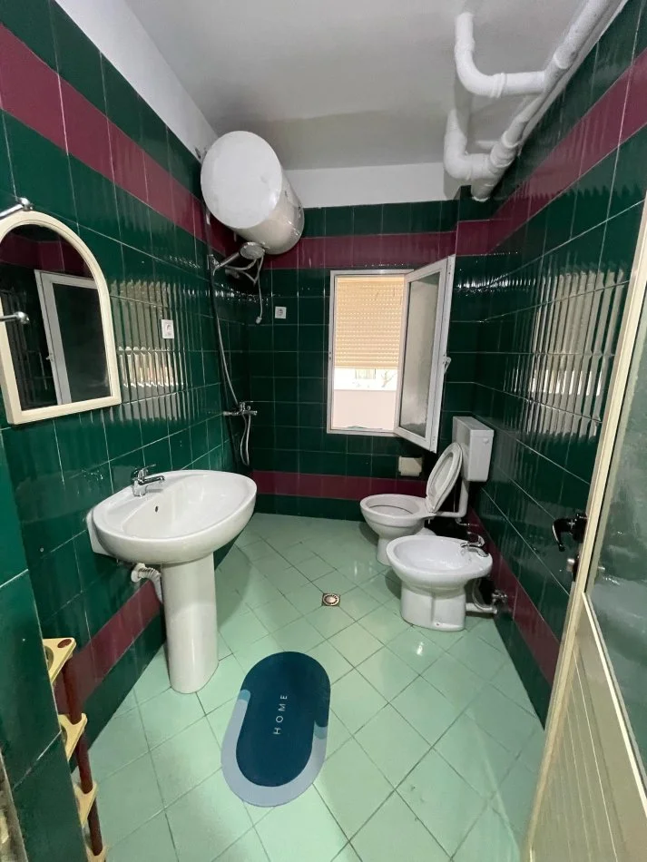 Vlore, jepet me qera apartament 1+1+Ballkon Kati 2, 75 m² 270 € (Cole)