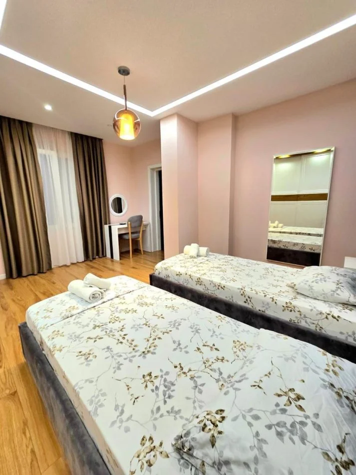 Tirane, jepet me qera apartament 2+1 Kati 3, 120 m² 650 € (Liqeni i Thate)