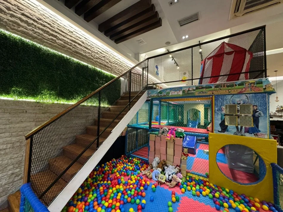 Tirane, jepet me qera lokal Kati 0, 110 m² 1.200 € (Sheshi Wilson)