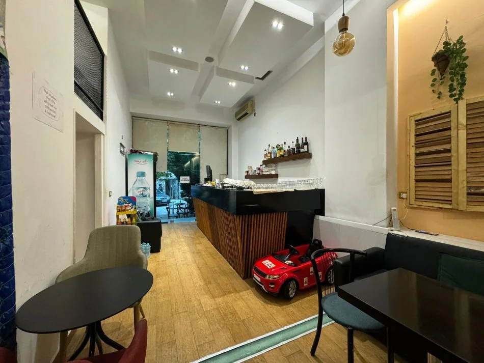 Tirane, jepet me qera lokal Kati 0, 110 m² 1.200 € (Sheshi Wilson)