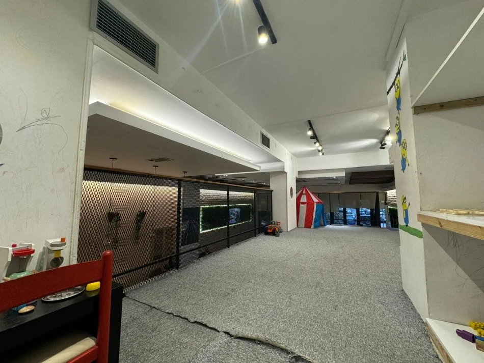 Tirane, jepet me qera lokal Kati 0, 110 m² 1.200 € (Sheshi Wilson)