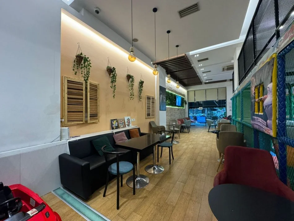 Tirane, jepet me qera lokal Kati 0, 110 m² 1.200 € (Sheshi Wilson)