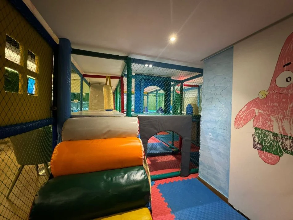 Tirane, jepet me qera lokal Kati 0, 110 m² 1.200 € (Sheshi Wilson)