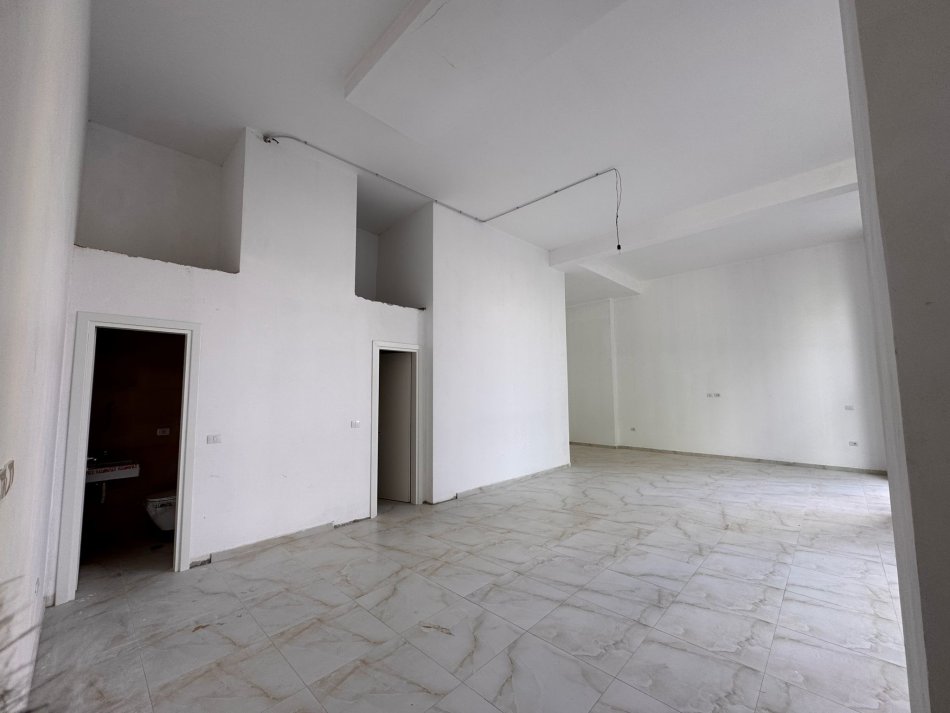 Tirane, jepet me qera dyqan Kati 0, 82 m² 1.600 € (don bosko)