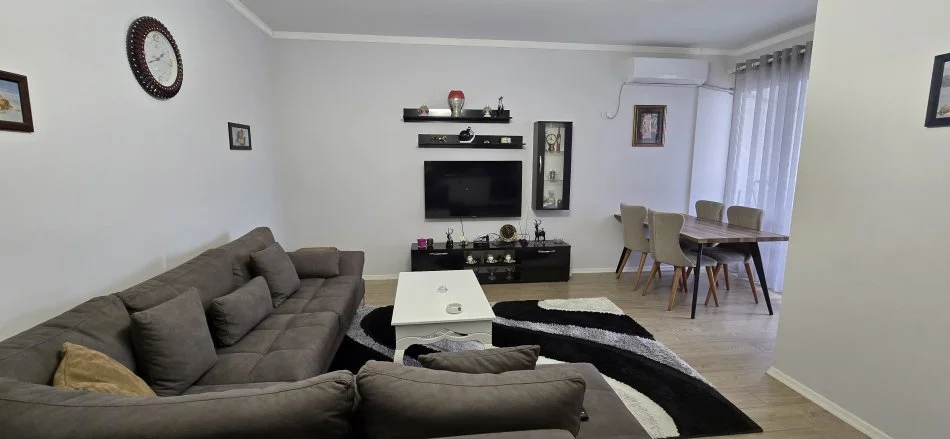 Ofrohet me qira apartament (1+1) Sauk i Vjeter