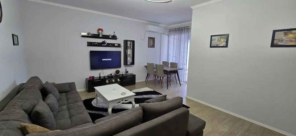 Ofrohet me qira apartament (1+1) Sauk i Vjeter
