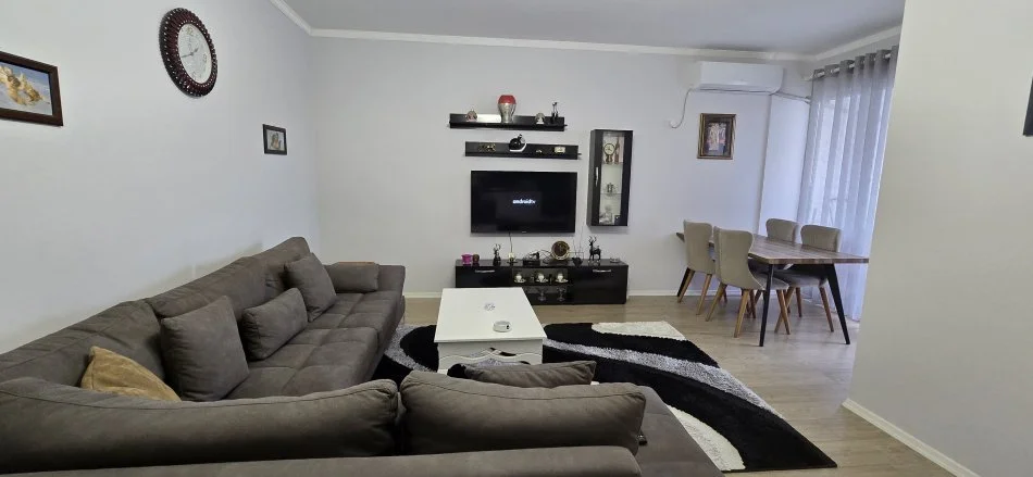 Ofrohet me qira apartament (1+1) Sauk i Vjeter