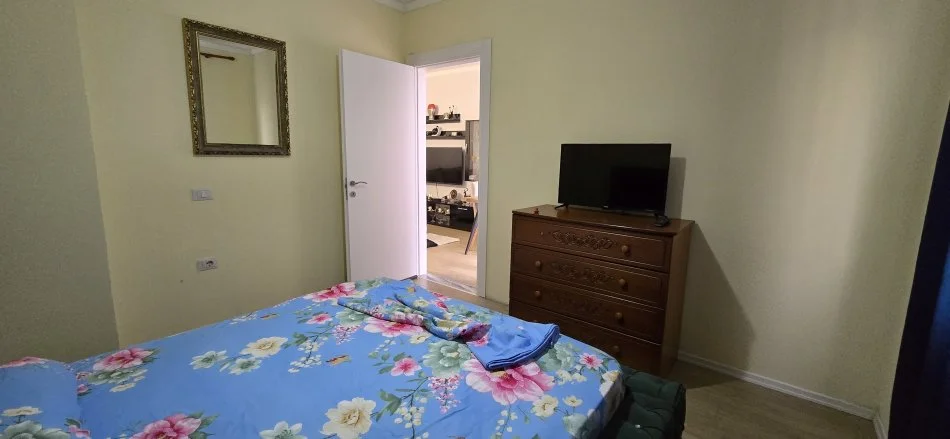 Ofrohet me qira apartament (1+1) Sauk i Vjeter