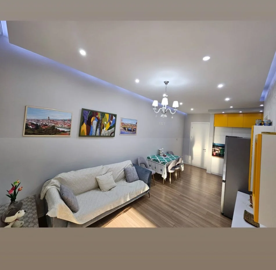 Tirane, jepet me qera apartament 1+1+Ballkon Kati 3, 73 m² 800 € (Kompleksi Delijorgji)