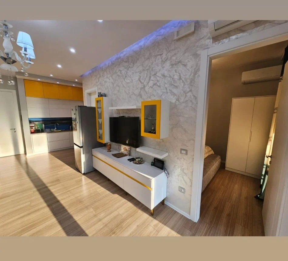 Tirane, jepet me qera apartament 1+1+Ballkon Kati 3, 73 m² 800 € (Kompleksi Delijorgji)