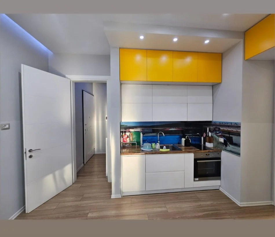 Tirane, jepet me qera apartament 1+1+Ballkon Kati 3, 73 m² 800 € (Kompleksi Delijorgji)