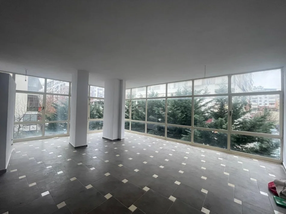 Tirane, jepet me qera ambjent biznesi Kati 1, 57.6 m² 400 €