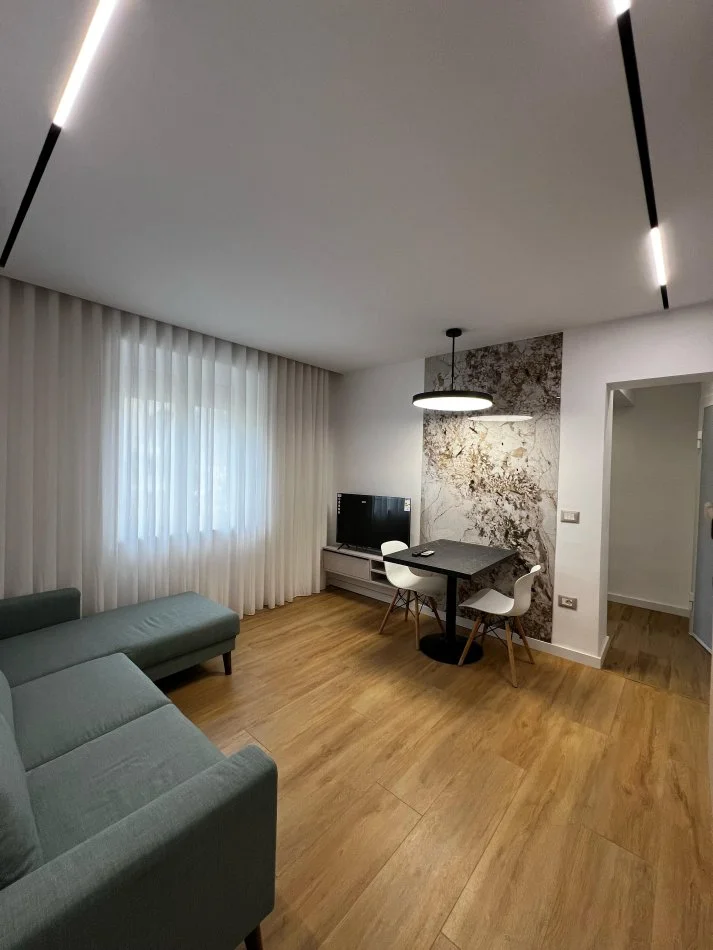 Tirane, jepet me qera apartament 1+1+Ballkon Kati 2, 45 m² 500 € (Petro Marko)