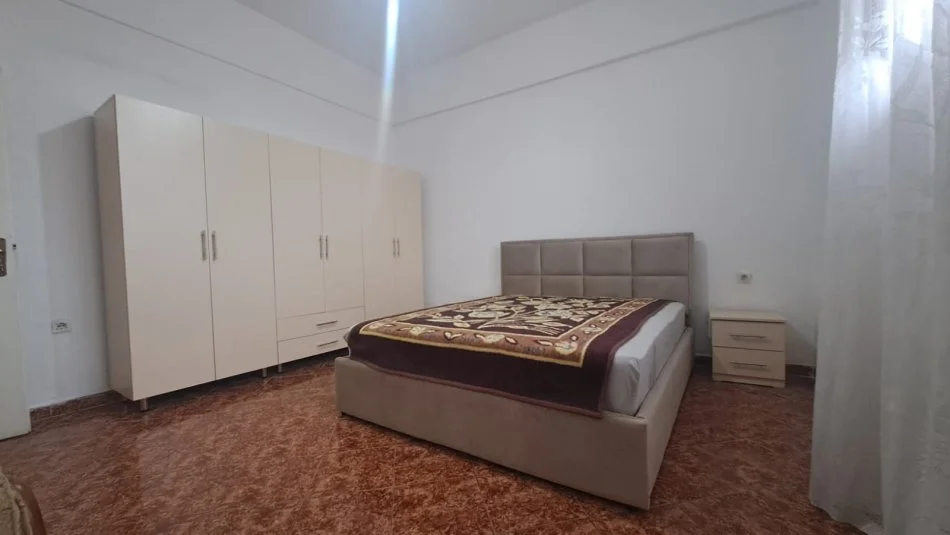 Tirane, Kati i dyte i nje vile private per qira 350 € (Kupola)