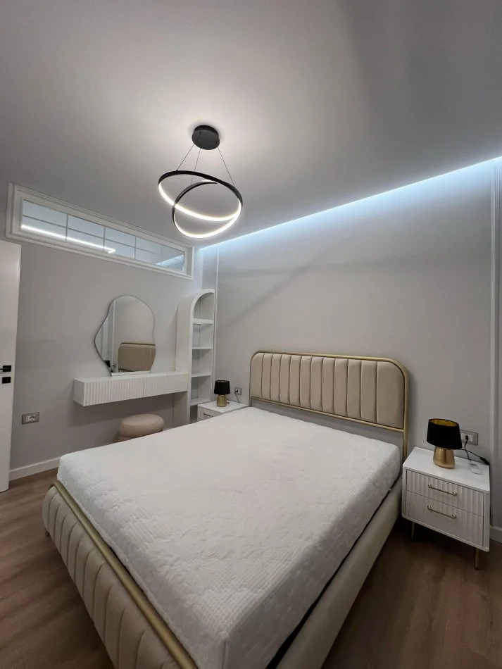 Tirane, jepet me qera apartament 2+1 Kati 5, 77 m² 900 € (Selvia)