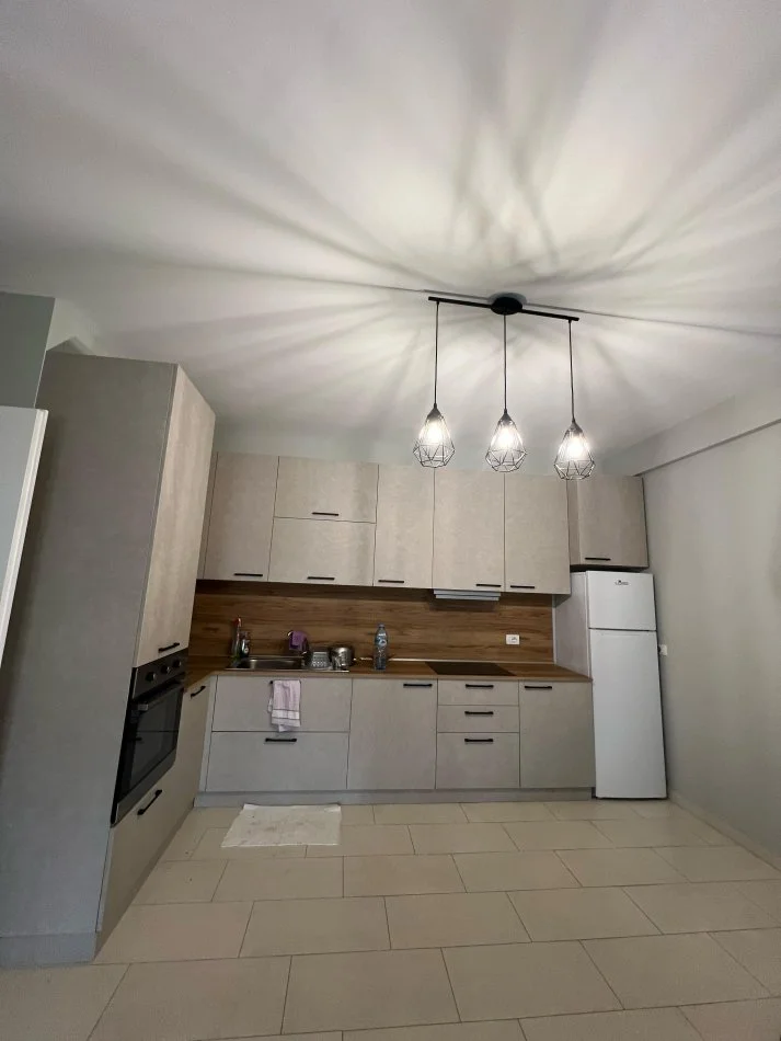 Tirane, jepet me qera apartament 2+1+Ballkon Kati 7, 90 m² 600 € (5 Maji)