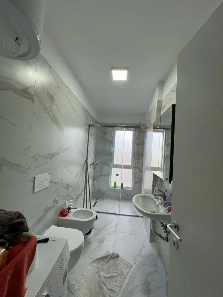 Tirane, jepet me qera apartament 2+1+Ballkon Kati 7, 90 m² 600 € (5 Maji)