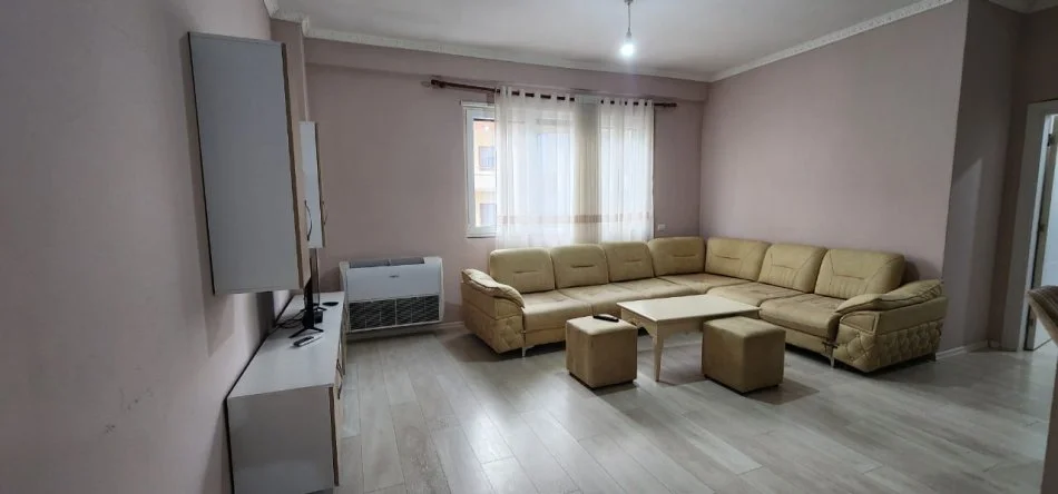 Tirane, shitet apartament 2+1 Kati 1, 160.000 € (kinostudio)
