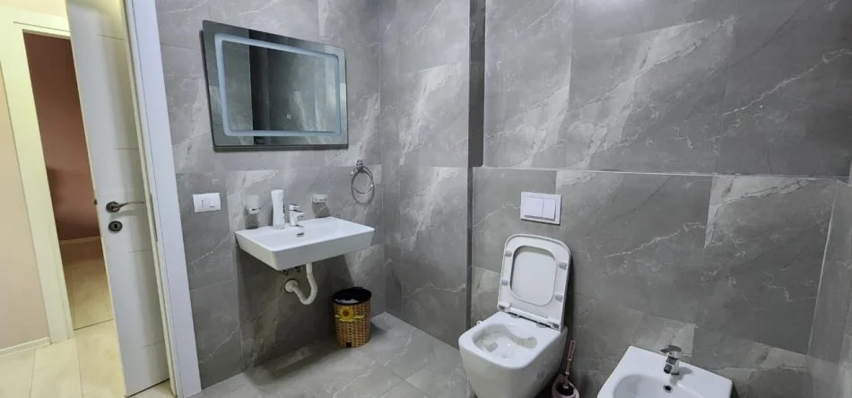 Tirane, shitet apartament 2+1 Kati 1, 160.000 € (kinostudio)