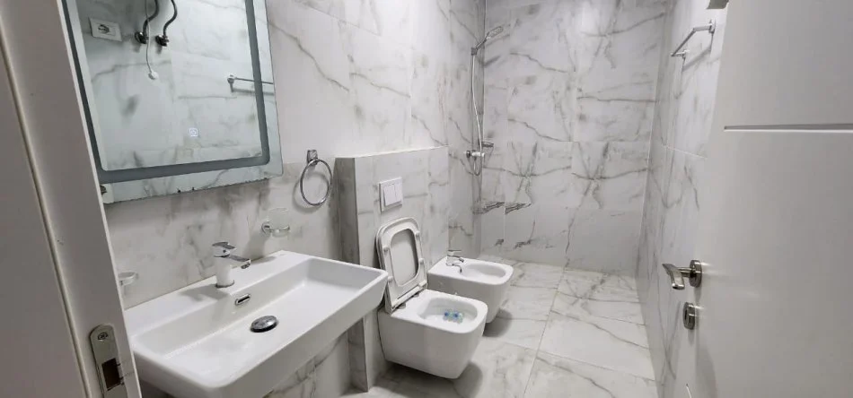 Tirane, shitet apartament 2+1 Kati 1, 160.000 € (kinostudio)