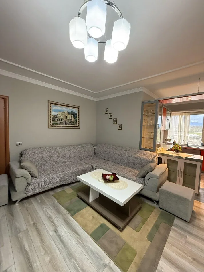 Tirane, jepet me qera apartament 2+1+Ballkon Kati 6, 140 m² 800 € (Komuna e Parisit)