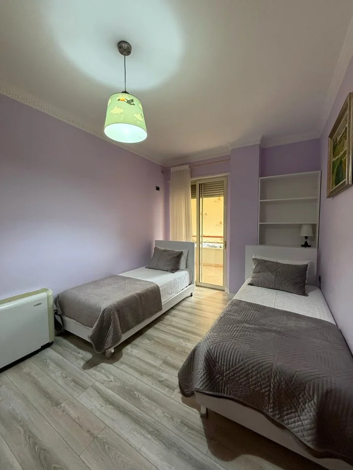 Tirane, jepet me qera apartament 2+1+Ballkon Kati 6, 140 m² 800 € (Komuna e Parisit)