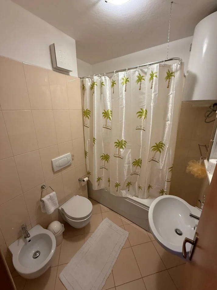 Tirane, jepet me qera apartament 2+1+Ballkon Kati 6, 140 m² 800 € (Komuna e Parisit)