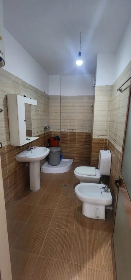 Tirane, jepet me qera apartament 2+1 , 90 m² 300 € (fresk)