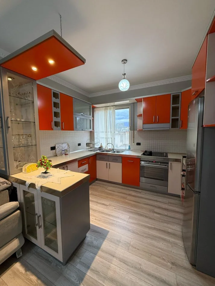 Tirane, jepet me qera apartament 2+1+Ballkon Kati 6, 140 m² 800 € (Komuna e Parisit)