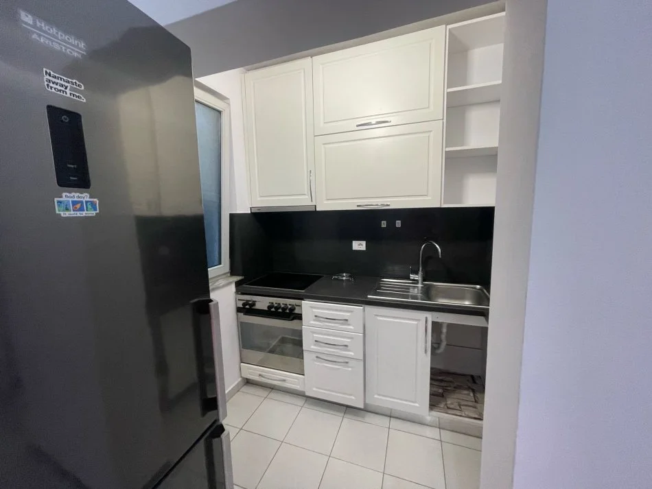 Tirane, jepet me qera apartament 1+1+Ballkon Kati 2, 60 m² 500 € (Ali Demi)