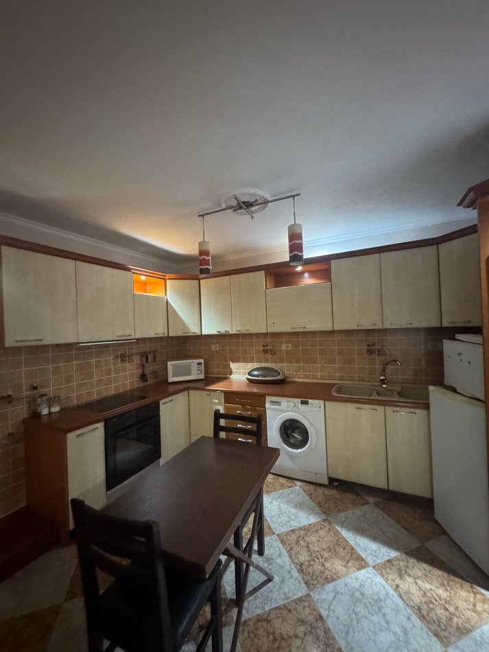 Tirane, jepet me qera apartament 1+1 Kati 1, 55 m² 350 € (pandi dardha)
