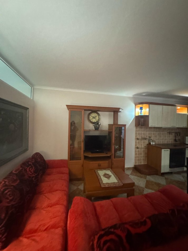 Tirane, jepet me qera apartament 1+1 Kati 1, 55 m² 350 € (pandi dardha)