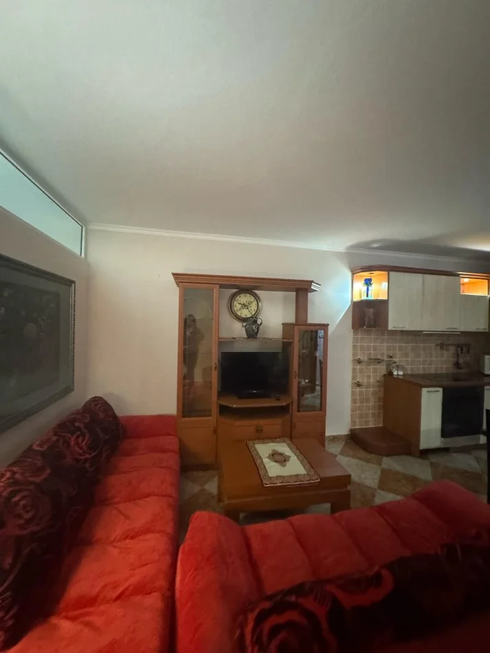 Tirane, jepet me qera apartament 1+1 Kati 1, 55 m² 350 € (pandi dardha)