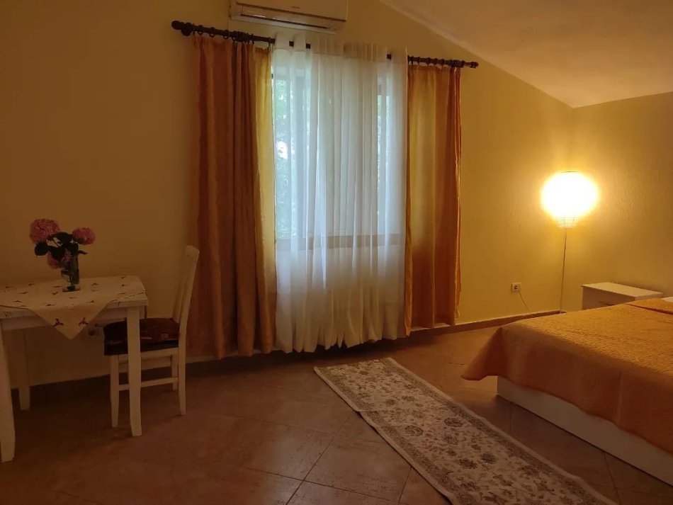 Tirane, jepet me qera apartament 3+1+Aneks+Ballkon Kati 2, 140 m² 800 € (Komuna e Parisit)