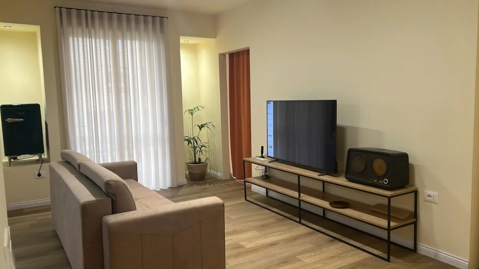 Tirane, jepet me qera apartament 2+1 Kati 2, 100 m² 650 € 