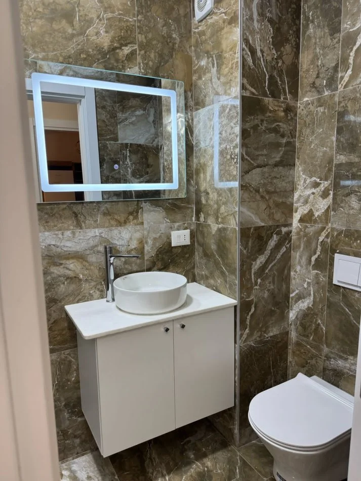 Tirane, jepet me qera apartament 2+1 Kati 7, 85 m² 700 €