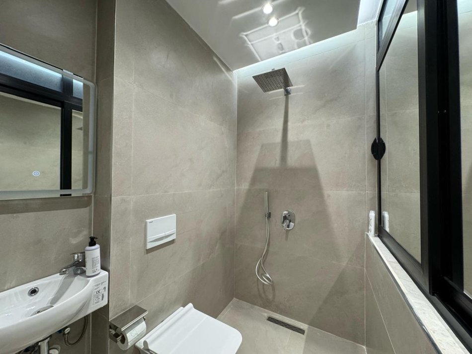Shitet Apartament 2+1  (Pazari i Ri)    184.000 €