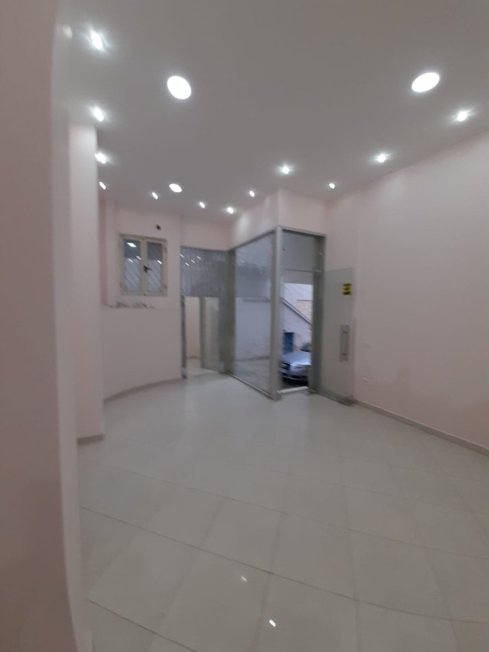 Durres, jepet me qera ambjent biznesi Kati 1, 40 m² 250 € (Rruga Aleksander Goga)