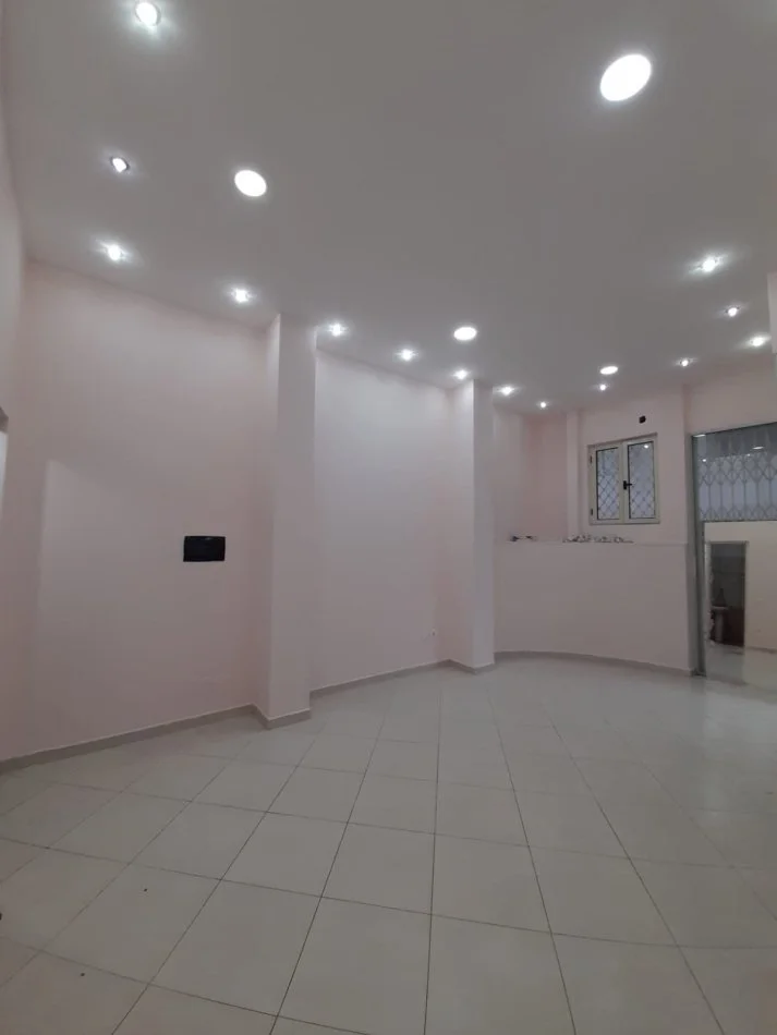 !DHENE! Durres, jepet me qera ambjent biznesi Kati 1, 40 m² 250 € (Rruga Aleksander Goga)
