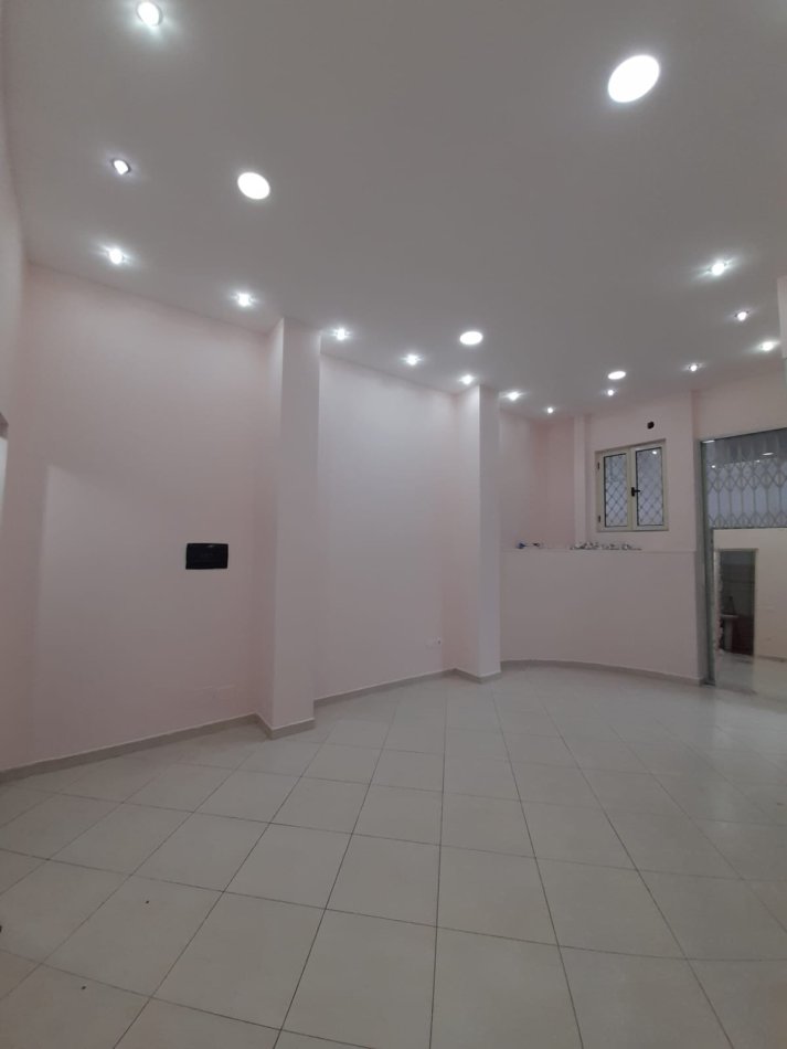 Durres, jepet me qera ambjent biznesi Kati 1, 40 m² 250 € (Rruga Aleksander Goga)
