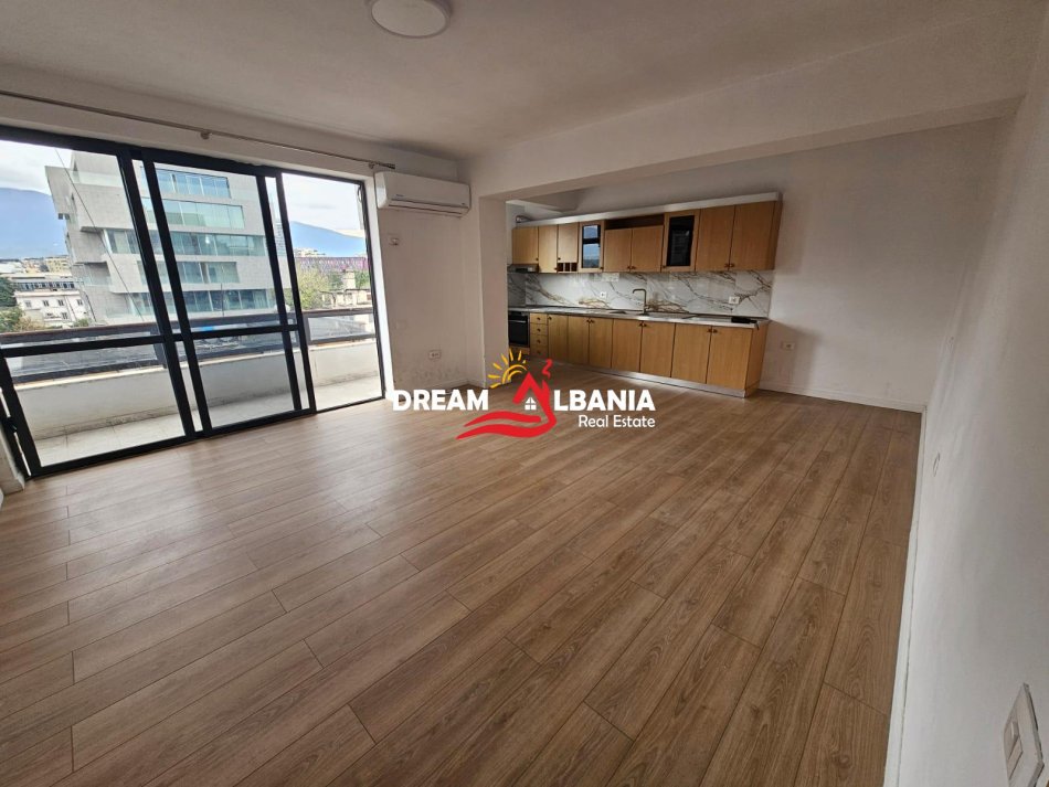 Tirane, jepet me qera apartament 2+1 Kati 6, 118 m² 800 € (bllok)