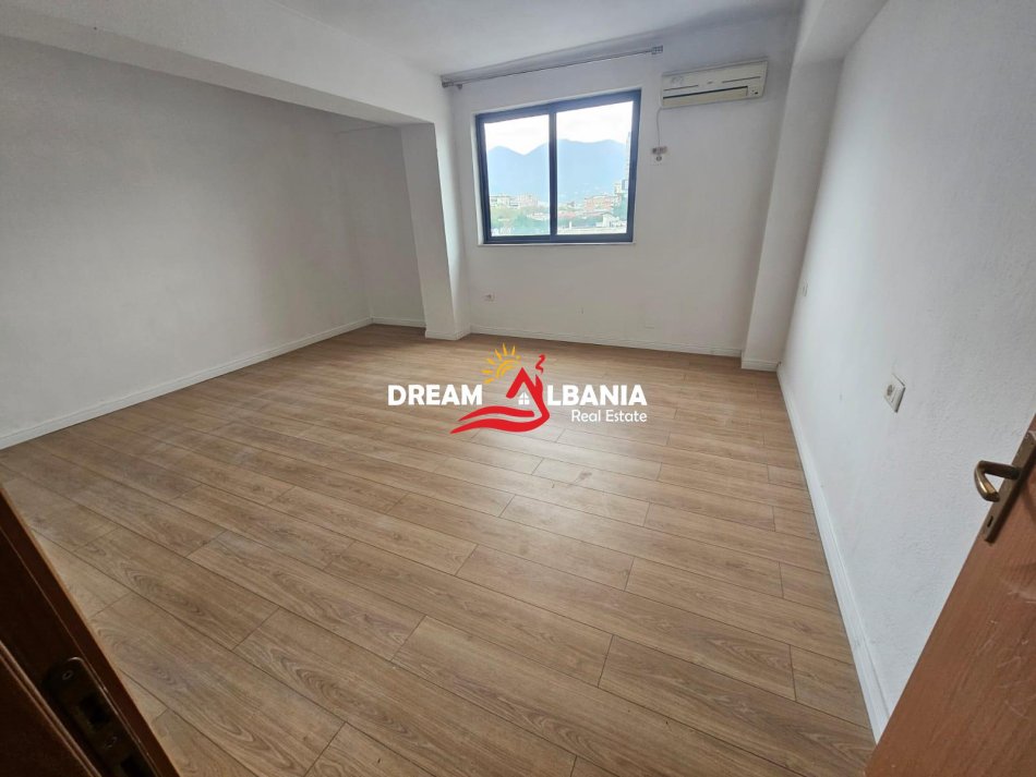 Tirane, jepet me qera apartament 2+1 Kati 6, 118 m² 800 € (bllok)