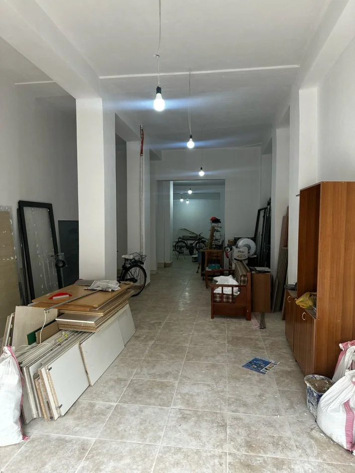 Tirane, jepet me qera magazine Kati 0, 140 m² 1.200 € (ali demi)