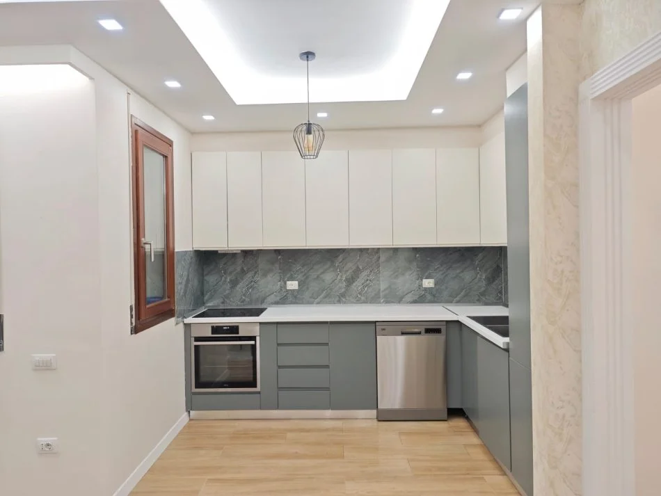 Tirane, Apartament 1+1+Ballkon me qira  Kati 2, 75 m² 550 € (Kopshti Botanik)