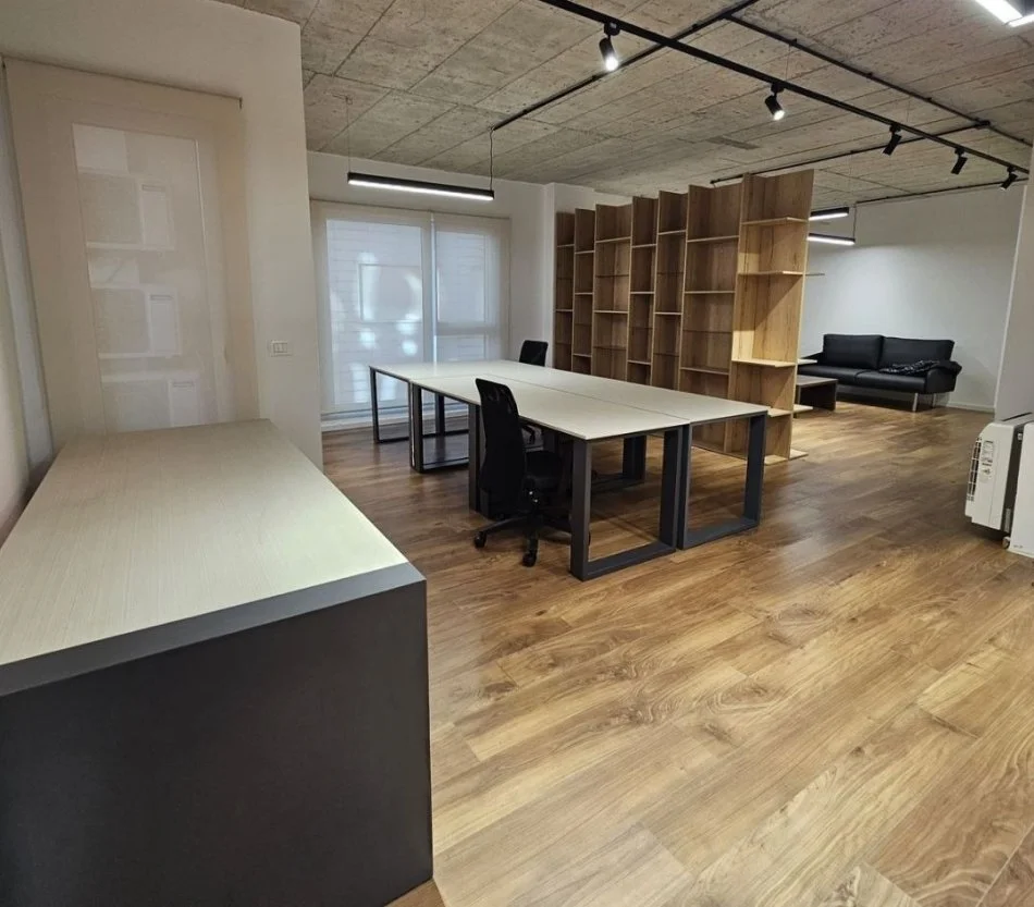 Tirane, jepet me qera ambjent biznesi Kati 3, 120 m² 2.500 € (Rruga e Elbasanit, Tiranë.)