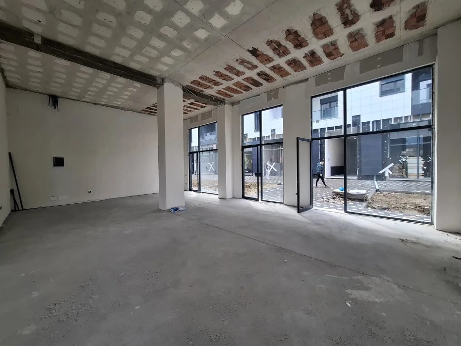 Jepet me Qera: Amb Komercial + 1 Post Parkimi ne cmim & - 120m² Verande e shfrytzueshme per biznesin 📍 fiks ne krah te Liqenit Te Thate 3,700€/muaj****