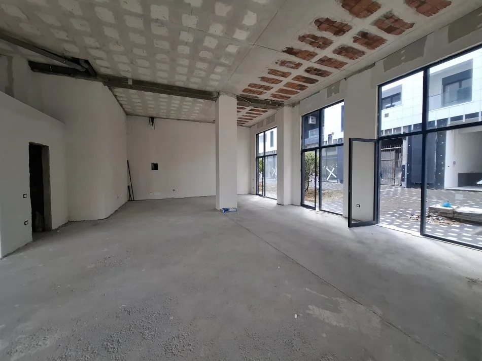 Jepet me Qera: Amb Komercial + 1 Post Parkimi ne cmim & - 120m² Verande e shfrytzueshme per biznesin 📍 fiks ne krah te Liqenit Te Thate 3,700€/muaj****