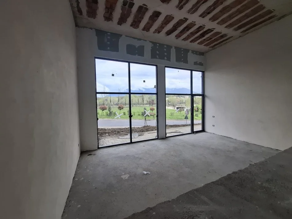 Jepet me Qera: Amb Komercial + 1 Post Parkimi ne cmim & - 120m² Verande e shfrytzueshme per biznesin 📍 fiks ne krah te Liqenit Te Thate 3,700€/muaj****