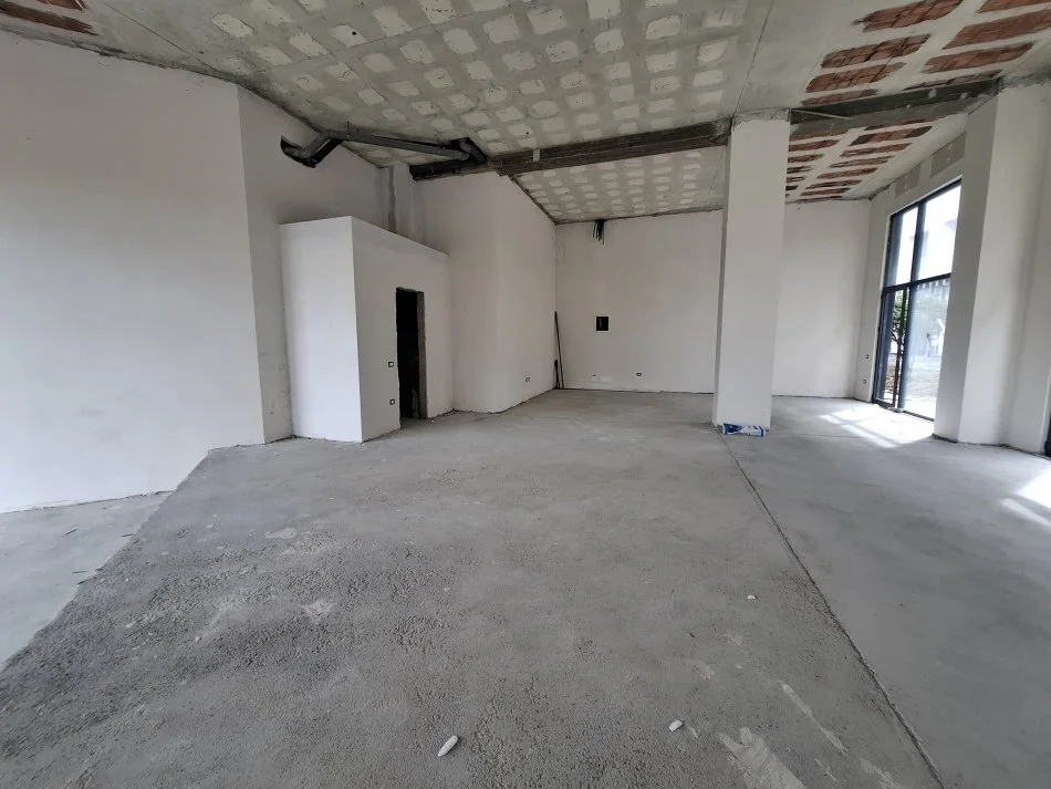 Jepet me Qera: Amb Komercial + 1 Post Parkimi ne cmim & - 120m² Verande e shfrytzueshme per biznesin 📍 fiks ne krah te Liqenit Te Thate 3,700€/muaj****
