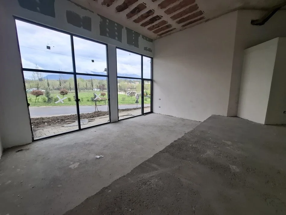Jepet me Qera: Amb Komercial + 1 Post Parkimi ne cmim & - 120m² Verande e shfrytzueshme per biznesin 📍 fiks ne krah te Liqenit Te Thate 3,700€/muaj****